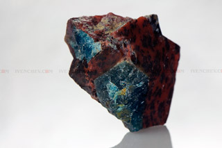 320_05_5646_apatite_on_host_rock