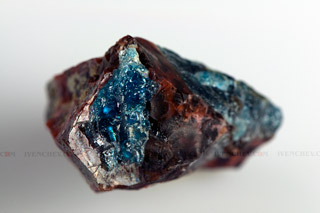 320_05_5664_blue_apatite_on_host_rock